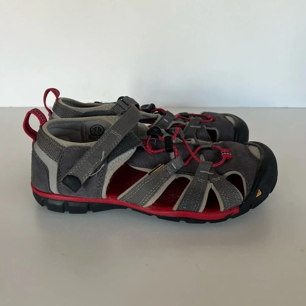 Keen Seacamp II CNX Gray and Red Youth Sandals, Big Boy Size 5